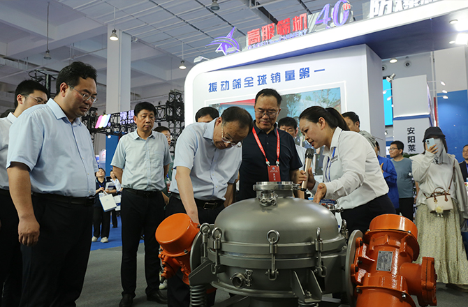 中原農(nóng)谷第二屆振動機(jī)械產(chǎn)業(yè)博覽會盛大開幕，新鄉(xiāng)市長魏建平親臨高服展區(qū)指導(dǎo)工作