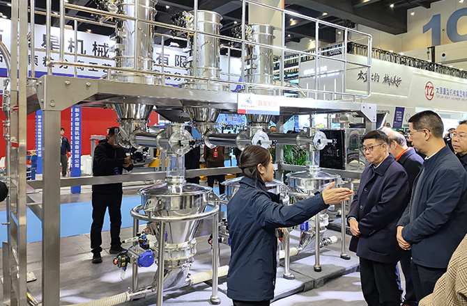 高服以“智能篩分系統(tǒng)+防爆解決方案”雙引擎驅(qū)動(dòng)制造業(yè)升級(jí)，獲工信部領(lǐng)導(dǎo)現(xiàn)場(chǎng)點(diǎn)贊